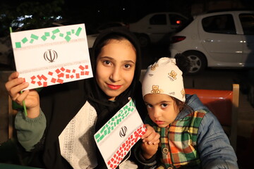 ایستادگی کودکان و نوجوانان یزدی پای ایران در غرفه بچه‌های بهشت