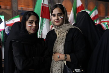 ایستادگی کودکان و نوجوانان یزدی پای ایران در غرفه بچه‌های بهشت