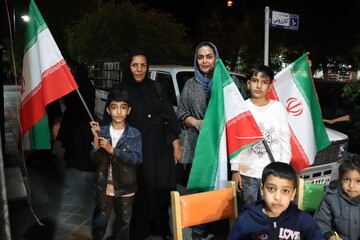 ایستادگی کودکان و نوجوانان یزدی پای ایران در غرفه بچه‌های بهشت