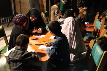 ایستادگی کودکان و نوجوانان یزدی پای ایران در غرفه بچه‌های بهشت