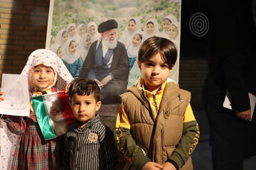 ایستادگی کودکان و نوجوانان یزدی پای ایران در غرفه بچه‌های بهشت