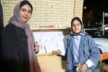 ایستادگی کودکان و نوجوانان یزدی پای ایران در غرفه بچه‌های بهشت