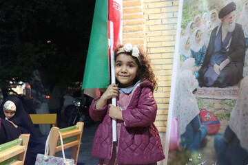 ایستادگی کودکان و نوجوانان یزدی پای ایران در غرفه بچه‌های بهشت