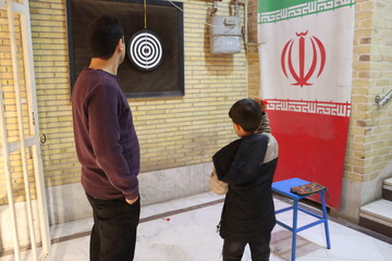 ایستادگی کودکان و نوجوانان یزدی پای ایران در غرفه بچه‌های بهشت