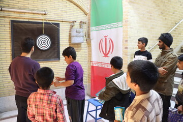 ایستادگی کودکان و نوجوانان یزدی پای ایران در غرفه بچه‌های بهشت
