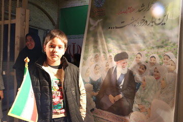 ایستادگی کودکان و نوجوانان یزدی پای ایران در غرفه بچه‌های بهشت
