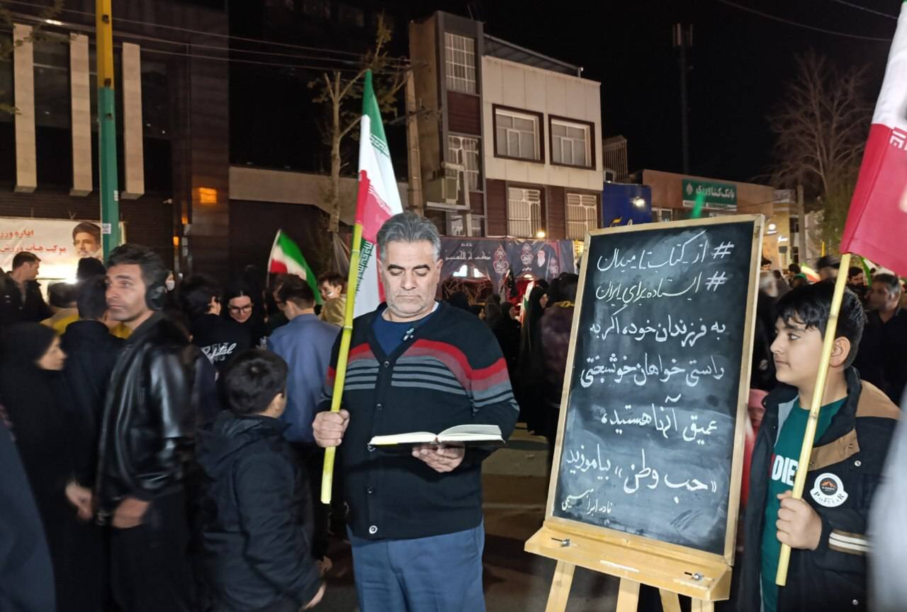 سنگر فرهنگی اداره‌کل کتابخانه‌های عمومی لرستان با حضور گسترده مردم در تجمعات شبانه