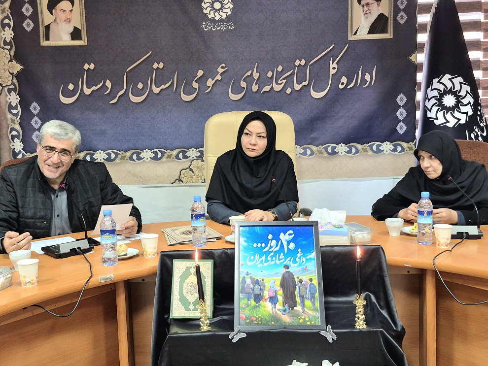 طنین سوگ دانش‌آموزان میناب در محفل شعرخوانی «نیمکت‌های آسمانی» در سنندج