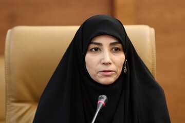 مریم عربلو-شاعر آیینی محفل سراسری شعرخوانی"نیمکت های آسمانی"در کتابخانه مرکزی پارک شهر