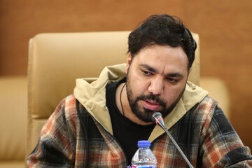 علی مزرعی-شاعر آئینی محفل سراسری شعرخوانی"نیمکت های آسمانی"در کتابخانه مرکزی پارک شهر