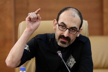 محمدرضا وحیدزاده-شاعر آیینی محفل سراسری شعرخوانی"نیمکت های آسمانی"در کتابخانه مرکزی پارک شهر