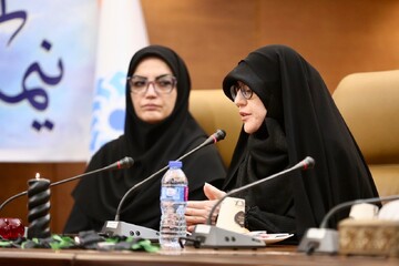 دکتر فاطمه نانی زاد-شاعر آیینی محفل سراسری شعرخوانی"نیمکت های آسمانی"در کتابخانه مرکزی پارک شهر