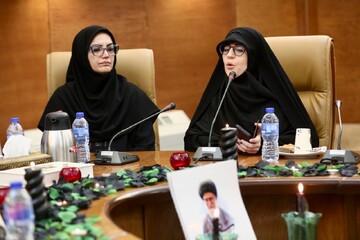 دکتر فاطمه نانی زاد-شاعر آیینی محفل سراسری شعرخوانی"نیمکت های آسمانی"در کتابخانه مرکزی پارک شهر