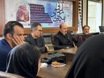 همزمان با سراسرکشور،محفل شعر"نیمکت‌های آسمانی"درکتابخانه موسوی گلشهر زنجان برگزار شد