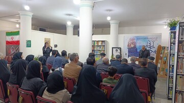 محفل سراسری شعرخوانی «نیمکت‌های آسمانی» در کتابخانه ی عمومی غدیر خرم آباد برگزار شد