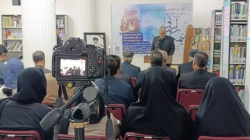 محفل سراسری شعرخوانی «نیمکت‌های آسمانی» در کتابخانه ی عمومی غدیر خرم آباد برگزار شد