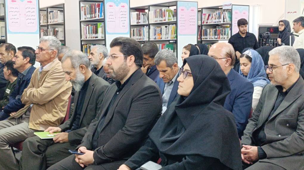 محفل " نیمکت های آسمانی" به یاد شهدای مظلوم میناب در  کتابخانه غدیر خرم‌آباد