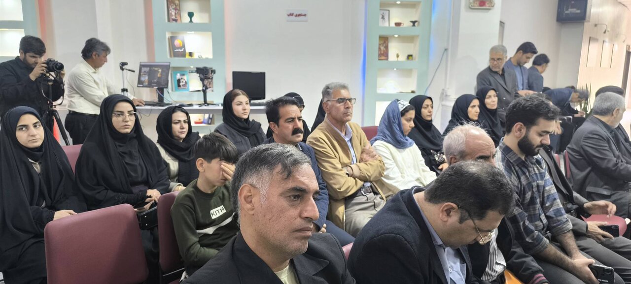 محفل " نیمکت های آسمانی" به یاد شهدای مظلوم میناب در  کتابخانه غدیر خرم‌آباد