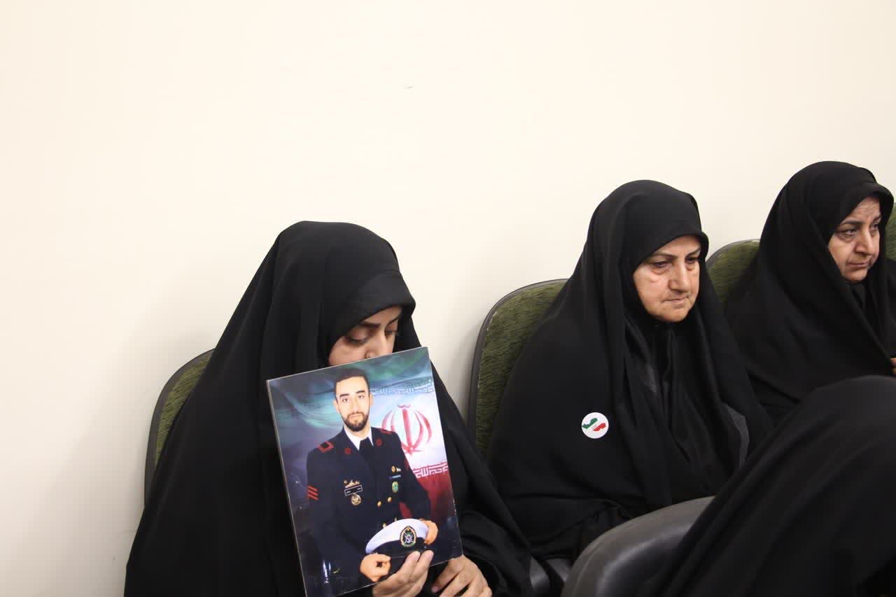 محفل ادبی «نبردِ نور» در گرگان برگزار شد