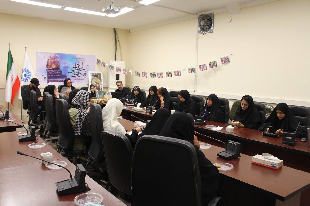 محفل شعرخوانی «نیمکتهای آسمانی» در کتابخانه عمومی حکیم میرفندرسکی گرگان برگزار شد