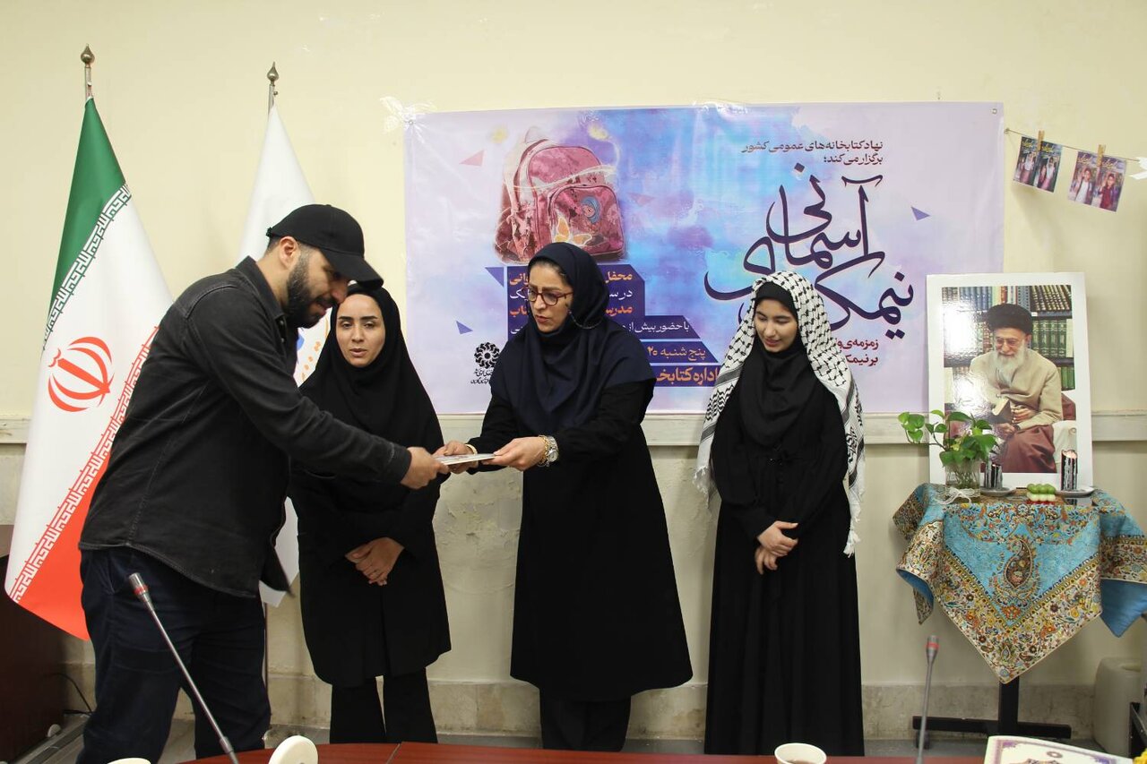 محفل شعرخوانی «نیمکتهای آسمانی» در کتابخانه عمومی حکیم میرفندرسکی گرگان برگزار شد