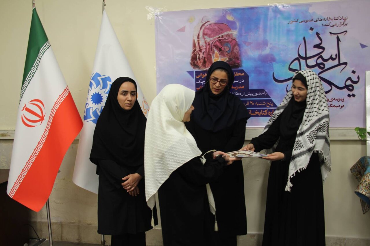 محفل شعرخوانی «نیمکت‌های آسمانی» در کتابخانه عمومی حکیم میرفندرسکی گرگان برگزار شد