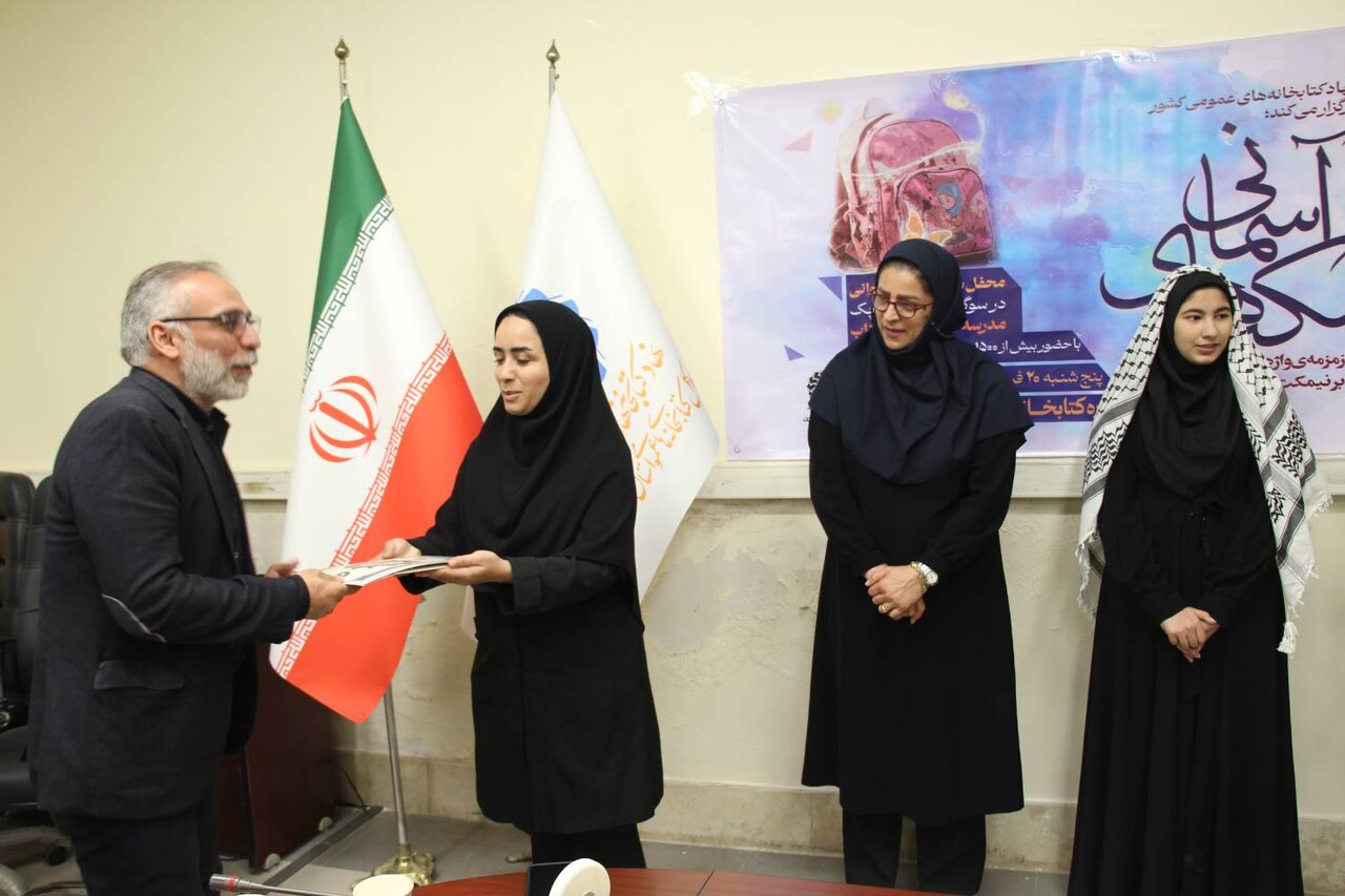 محفل شعرخوانی «نیمکتهای آسمانی» در کتابخانه عمومی حکیم میرفندرسکی گرگان برگزار شد
