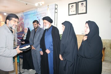 میزبانی کتابخانه آیت‌الله نجفی دهکردی از میهمانان «نیمکت‌های آسمانی»