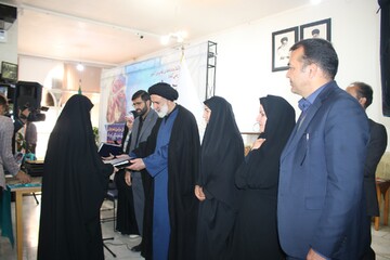 میزبانی کتابخانه آیت‌الله نجفی دهکردی از میهمانان «نیمکت‌های آسمانی»