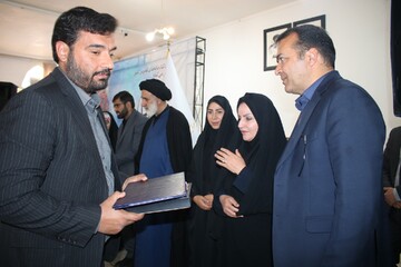 میزبانی کتابخانه آیت‌الله نجفی دهکردی از میهمانان «نیمکت‌های آسمانی»