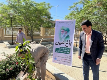 غرس نهال به یاد رهبر شهید حضرت آیت‌الله خامنه‌ای (قدس سره) و شهدای جنگ رمضان در کتابخانه‌های عمومی یزد