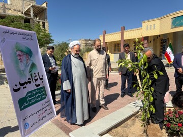 غرس نهال به یاد رهبر شهید حضرت آیت‌الله خامنه‌ای (قدس سره) و شهدای جنگ رمضان در کتابخانه‌های عمومی یزد