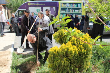 غرس نهال در پویش «باغ امین» در اداره کل کتابخانه‌های عمومی استان مرکزی