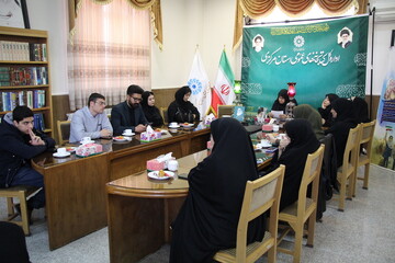 شعرخوانی شاعران استان مرکزی در سوگ فرشته‌های میناب در محفل «نیمکت‌های آسمانی»