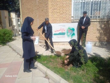غرس نهال به یاد رهبر شهید حضرت آیت‌الله خامنه‌ای (قدس سره) و شهدای جنگ رمضان