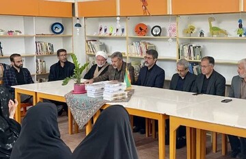 محفل شعر «نیمکت‌های آسمانی» در کتابخانه های عمومی شهرستان‌های یزد برگزار شد