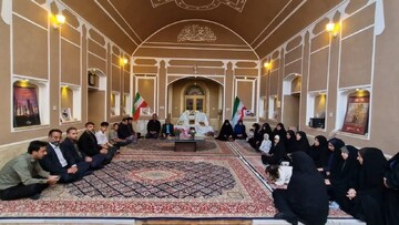 محفل شعر «نیمکت‌های آسمانی» در کتابخانه های عمومی شهرستان‌های یزد برگزار شد