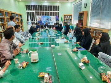 محفل شعر «نیمکت‌های آسمانی» در کتابخانه های عمومی شهرستان‌های یزد برگزار شد