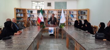 محفل شعر «نیمکت‌های آسمانی» در کتابخانه های عمومی شهرستان‌های یزد برگزار شد