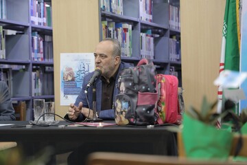 نیمکت های خالی