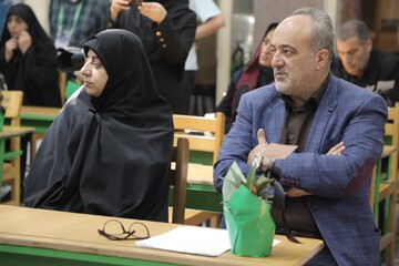 نیمکت های خالی