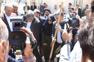 غرس نهال در پویش سراسری «باغ امین» با حضور استاندار لرستان در کتابخانه ی حضرت مهدی (عج) خرم آباد