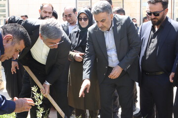 غرس نهال در پویش سراسری «باغ امین» با حضور استاندار لرستان در کتابخانه ی حضرت مهدی (عج) خرم آباد