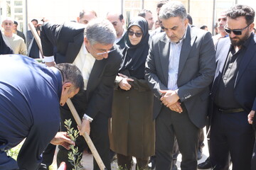 غرس نهال در پویش سراسری «باغ امین» با حضور استاندار لرستان در کتابخانه ی حضرت مهدی (عج) خرم آباد