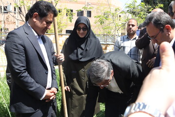 غرس نهال در پویش سراسری «باغ امین» با حضور استاندار لرستان در کتابخانه ی حضرت مهدی (عج) خرم آباد