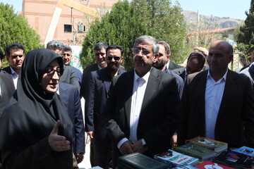 غرس نهال در پویش سراسری «باغ امین» با حضور استاندار لرستان در کتابخانه ی حضرت مهدی (عج) خرم آباد