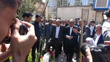 غرس نهال در پویش سراسری «باغ امین» با حضور استاندار لرستان در کتابخانه ی حضرت مهدی (عج) خرم آباد