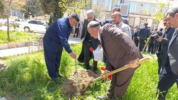 غرس نهال در پویش سراسری «باغ امین» با حضور استاندار لرستان در کتابخانه ی حضرت مهدی (عج) خرم آباد