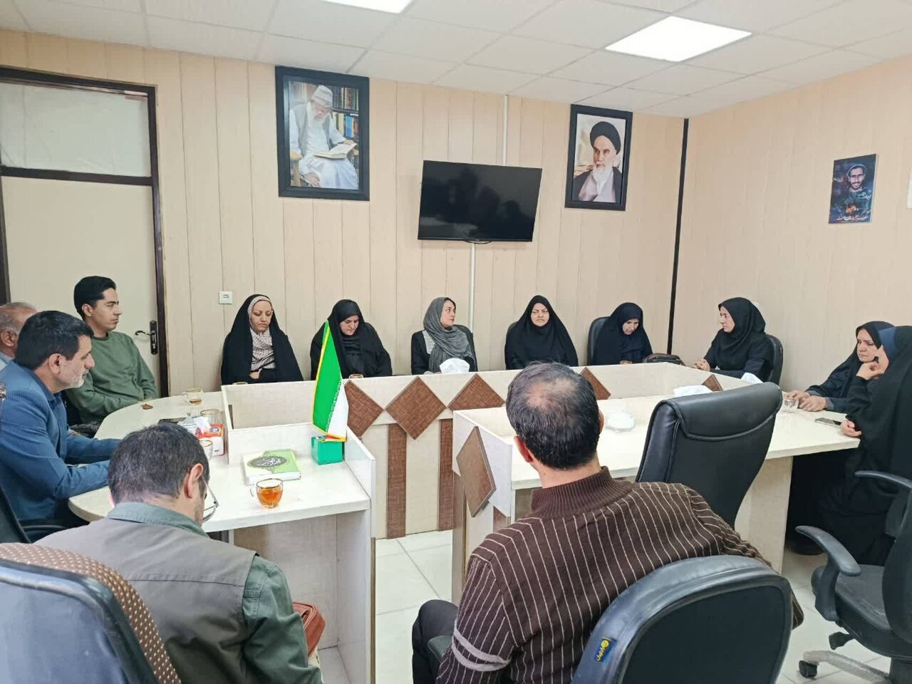 محفل سراسری شعرخوانی نیمکت های آسمانی در کتابخانه های عمومی استان کرمان برگزار شد