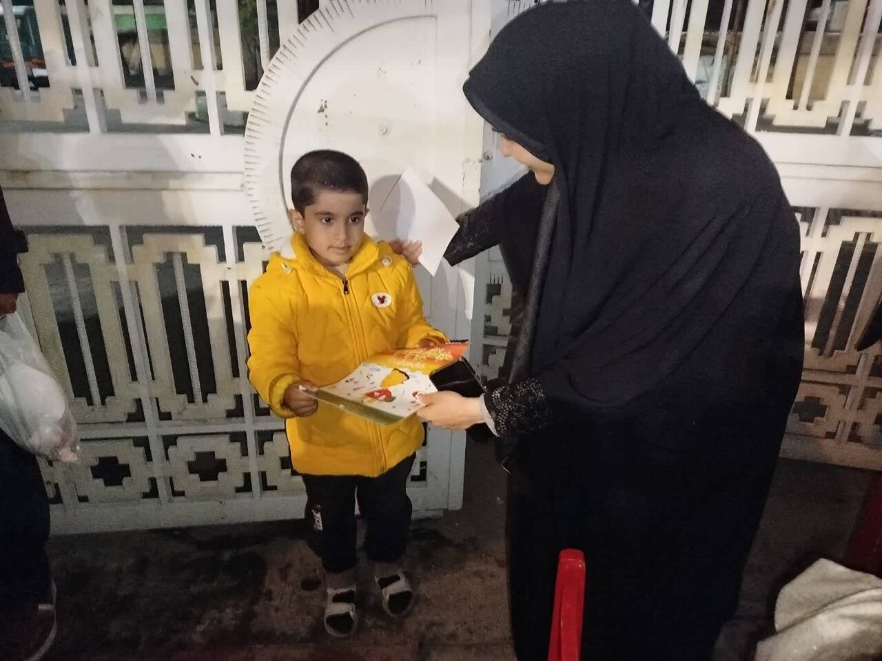 برنامه نقاشی متری و رنگ آمیزی ویژه کودکان و نوجوانان در میدان معلم شهید امام خامنه ای پاکدشت